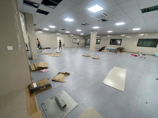 Đội ngũ TKC Home đang thi công sàn nhựa